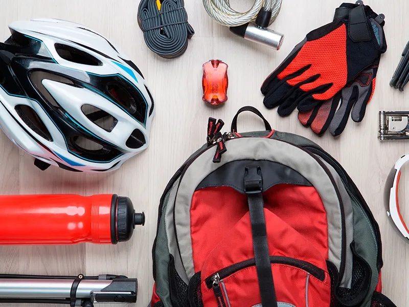 Conheça os acessórios obrigatórios, recomendados e auxiliares para pedalar sua bicicleta de forma confortável e segura